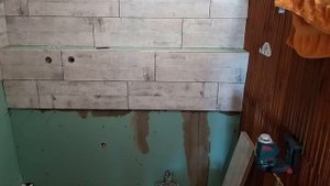 ДИЗАЙН ИНТЕРЬЕРА ВАННОЙ В ДЕРЕВЯННОМ ДОМЕ. ОФОРМЛЕНИЕ СТЕН И КОМБИНИРОВАНЕ В ВАННОЙ.