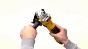 Углошлифовальная машина (болгарка) DeWALT DWE4357-QS, 1700 Вт с регулировкой оборотов