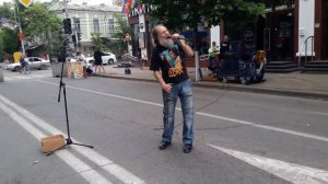 Дед на улице красной , уличный музыкант