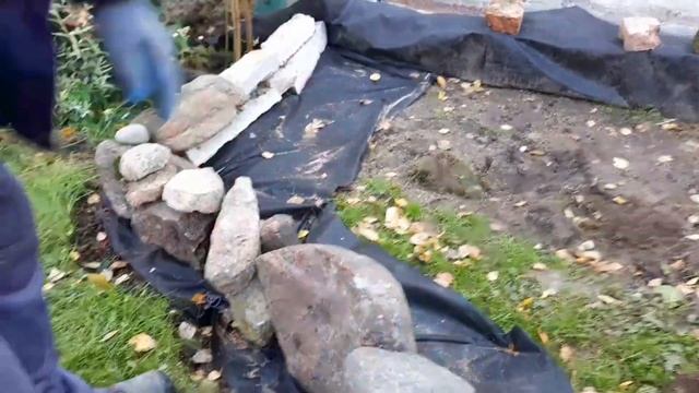 Делаем клумбу непрерывного цветения  -  хвойных и многолетников. Часть 2 - укладка камней и грунта.