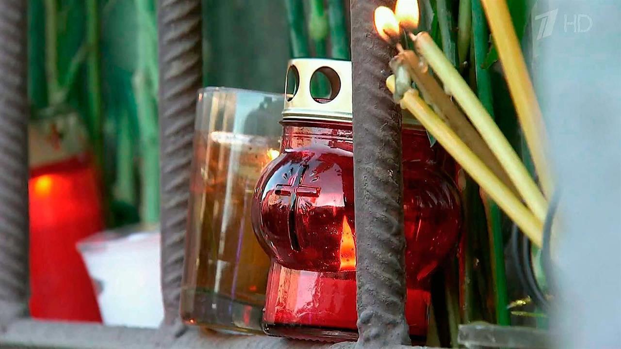 В Санкт-Петербурге в память о жертвах теракта в небо выпустили 13 белых голубей