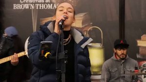 MY CRAZIEST PERFORMANCE EVER BEFORE POLICE STOPPED IT | Valerie - Amy Winehouse | Allie Sherlock