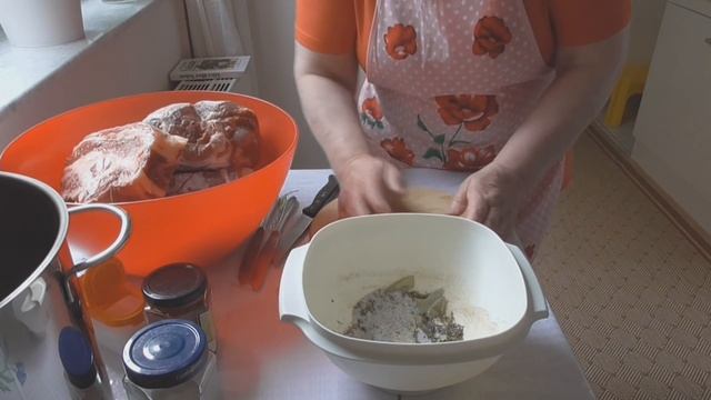 Солим мясо ..готовлюсь встречать гостей. смотреть онлайн
