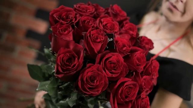 19 бордовых роз в букете высотой (Эквадор)