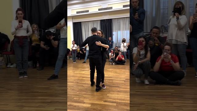UrbanKiz Demo - Andrei & Flavia - Novinha by Tamyris Moiane x Dj Nice Life смотреть онлайн