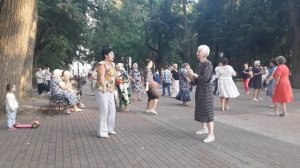 ВЕЧЕР В ПАРКЕ КУЛЬТУРЫ И ОТДЫХА ?? ТАНЦПЛОЩАДКА ДЛЯ ПЕНСИОНЕРОВ ??????