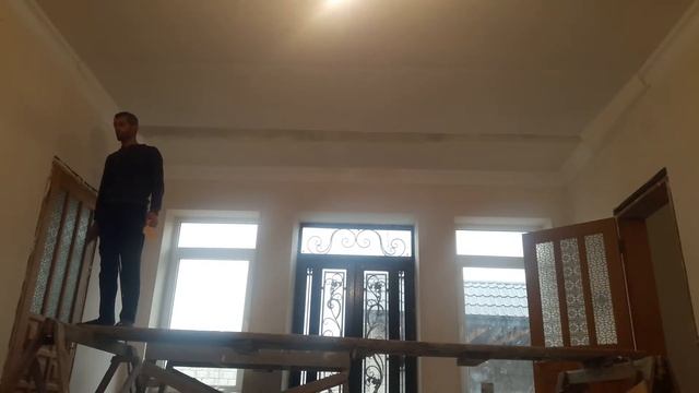 КАК ПРИКЛЕЕТЬ ПОТОЛОЧНЫЕ ОБОИ ОДНОМУ ЛЕГКО И ПРОСТО смотреть онлайн