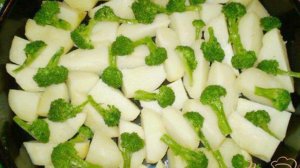 Картофель с брокколи и двумя видами сыра