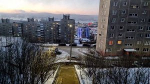 По улицам Мурманска в Полярную ? ночь.В конце-новогодняя ёлка в центре.