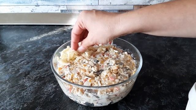 САЛАТ С КРАБОВЫМИ ПАЛОЧКАМИ И ГРИБАМИ! САЛАТ НА ПРАЗДНИЧНЫЙ СТОЛ! смотреть онлайн