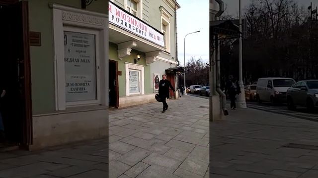 #На_углу_Б.Никитской,Никитского_бульвара_театр"У_Никитских_ворот, не_заблудитесь#мир#seasons# смотреть онлайн