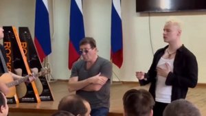 Григорий Лепс и SHAMAN выступили в военном госпитале в Курске.