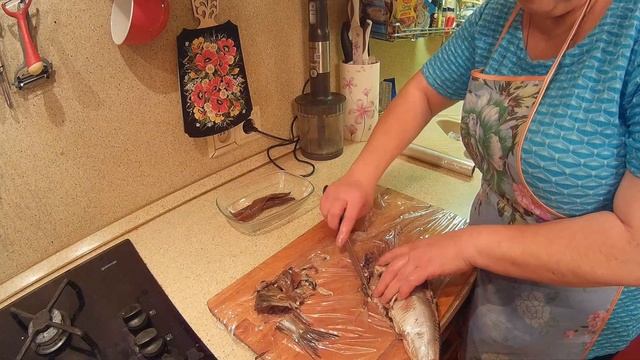 Селедка. Как разделать на филе. смотреть онлайн