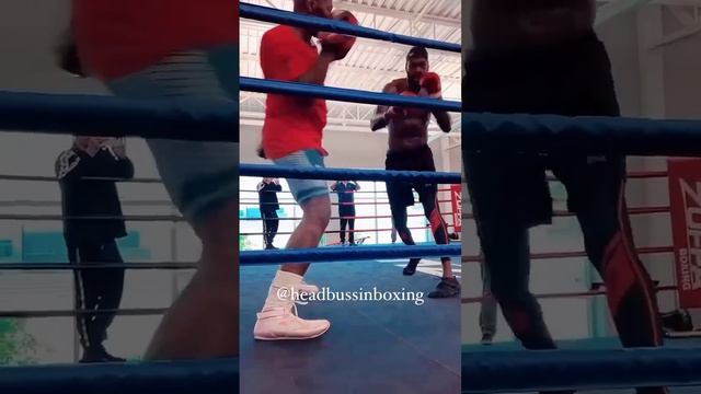 Deontay Wilder dropping bombs doing pad work with Malik Scott💣💣💣💣