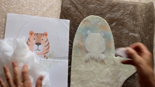 Валяние варежек с изображением тигра. Рисунок шерстью. Мокрое валяние. смотреть онлайн