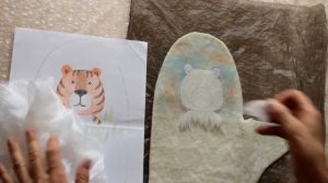 Валяние варежек с изображением тигра. Рисунок шерстью. Мокрое валяние.