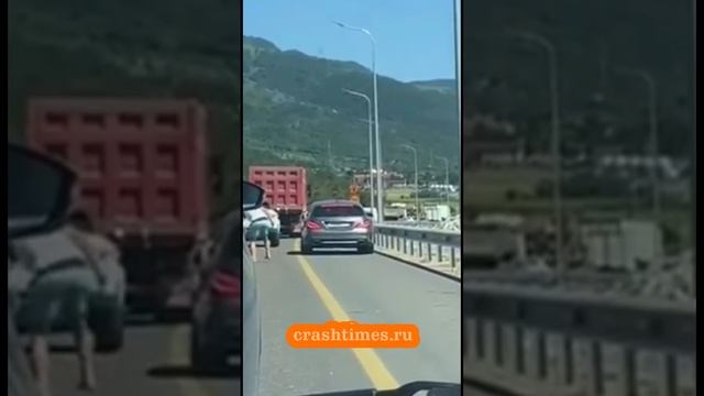 Краснодарский Scooter оторвал зеркалу "Мерседесу" с двумя девушками внутри.