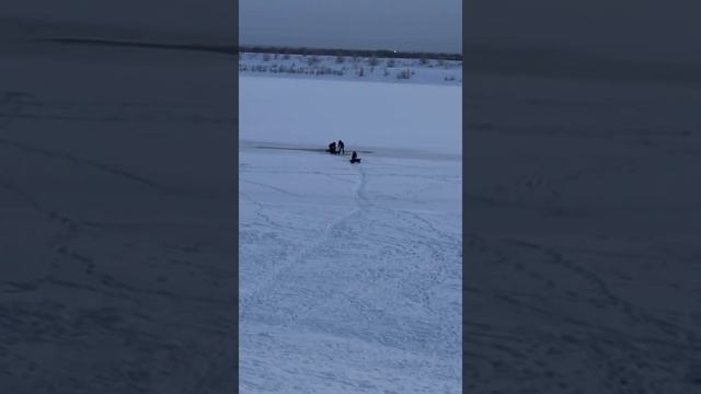 Спасение из полыньи на дамбе смотреть онлайн