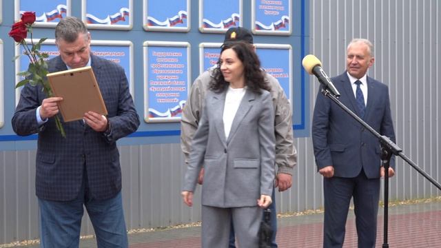 В Кузнецке торжественно открыли новую Доску Почета.