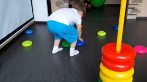 Детская пирамидка Дети собирают пирамидку Гигантская цветная пирамидка