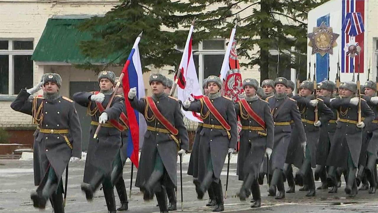 Российских саперов, проводивших разминирование Алеппо, торжественно встретили на родине