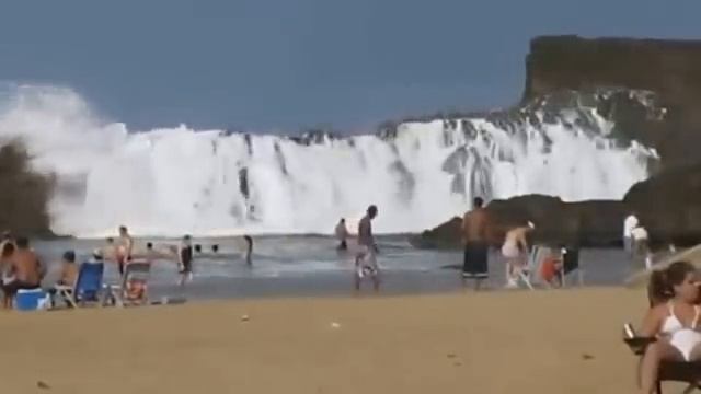 Самый опасный пляж в мире (Большие волны) смотреть онлайн