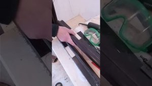 Делаем паз для петель межкомнатных дверей.