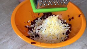 Салат из 3 ингридиентов. Салат из свеклы с яйцом и чесноком.