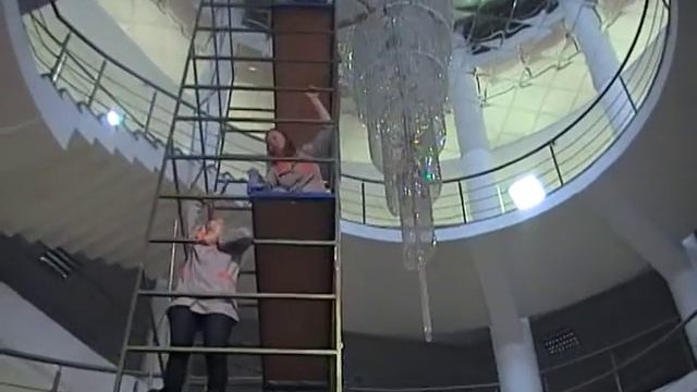 Как мы моем большую люстру. смотреть онлайн