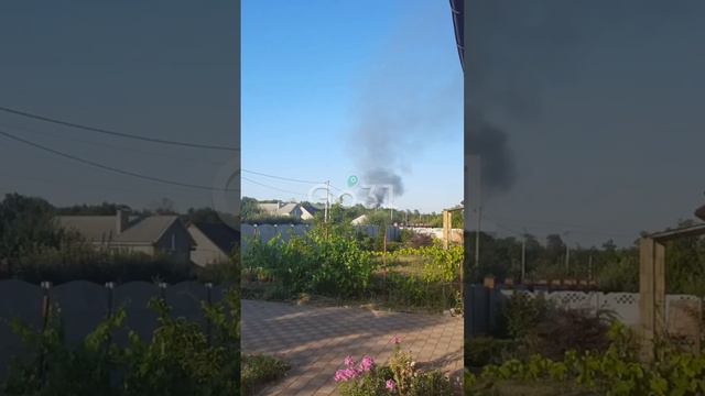 После череды громких взрывов жители Разумного видят столб дыма в стороне Беловского