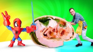 Человек Паук в шоу Готовим вместе! Рулетики из индейки для супергероев. Игрушки готовят