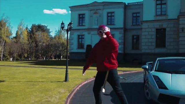 Трилл Пил смешно дрыгается под песню подарите мне пожалуйста собаку