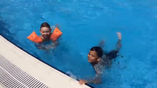 Tim Z TV. Тимофей и Виталий. Выпуск 2. Прыгаем бомбочкой в бассейн. смотреть онлайн