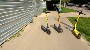 Самокаты в  перово оставляют на тротуаре на проходе