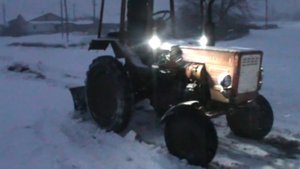 Чистка снега на тракторе Т25