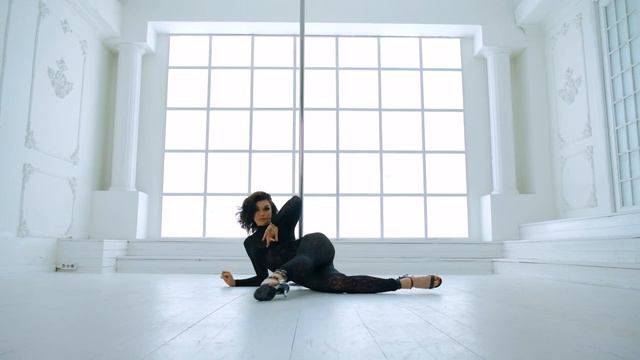 "Эмоции в Движении: Искусство Танца Стрип Пластика" смотреть онлайн