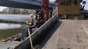 Водоросли, бутылки и воздушный шарик: плавающий мусор убрали из Москвы-реки