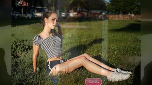 Красивые девушки в коротких топиках с плоским животиком