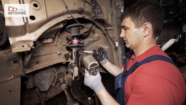 Разбор передней ходовой части на Nissan Tiida.