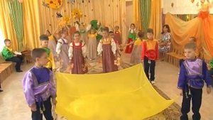 Танец с полотном "Осень, падают листья" на детском утреннике