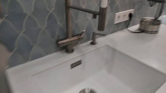 Кухня без верхних шкафов с футуристичной вытяжкой и крутым островом с необычной розеткой. смотреть онлайн