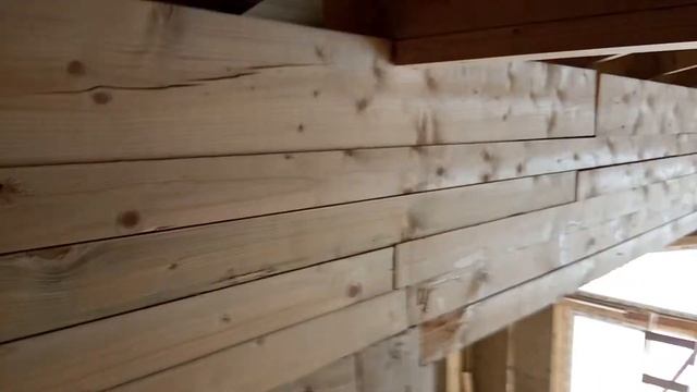 Подстропильные балки в доме по неизвестной технологии.