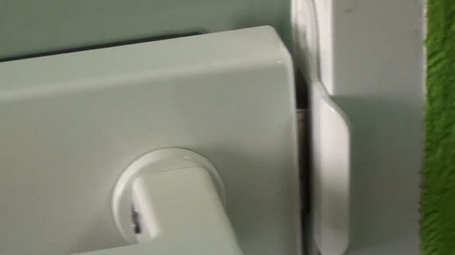 Стеклянная дверь матовая с пескоструйным рисунком, фурнитура и алюминиевая коробка белый глянец смотреть онлайн