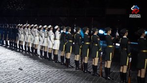 Девушки-военнослужащие из Китая на «Спасской башне»