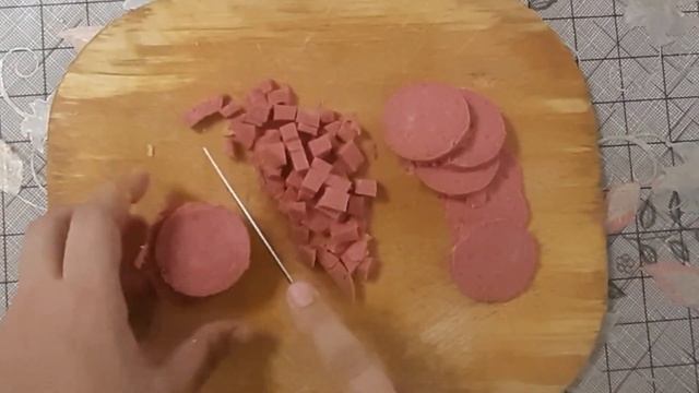 Оливье со сметаной и колбасой! Без солёного огурца. Свекровка любит этот рецепт. Очень вкусный:)