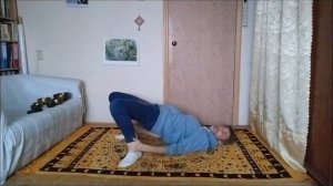 Поза стола помогает укреплять позвоночник, мышцы спины и живота