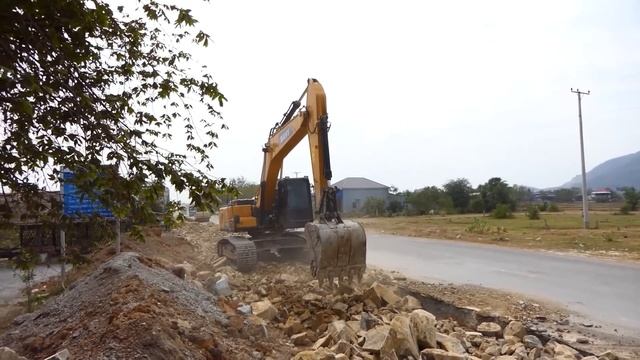Massive Heavy Loading Power Truck Dumping Stone For Side Road Foundation Construction Technology смотреть онлайн