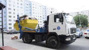 Бункеровоз МК-3512-02 на шасси МАЗ-555025 (В 931 РР 122). Погрузка мусорного бункера.