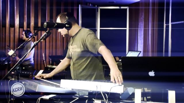 Crystal Method performing "Emulator" Live on KCRW смотреть онлайн