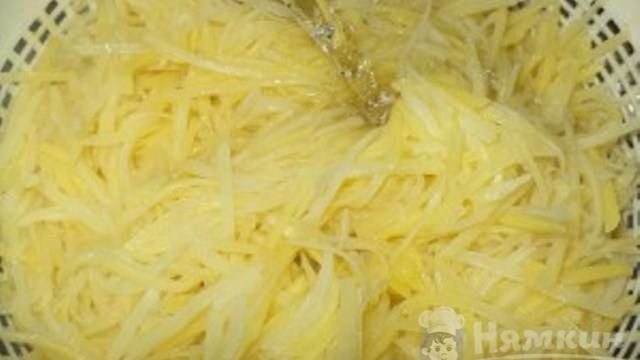 Салат с картофельной соломкой